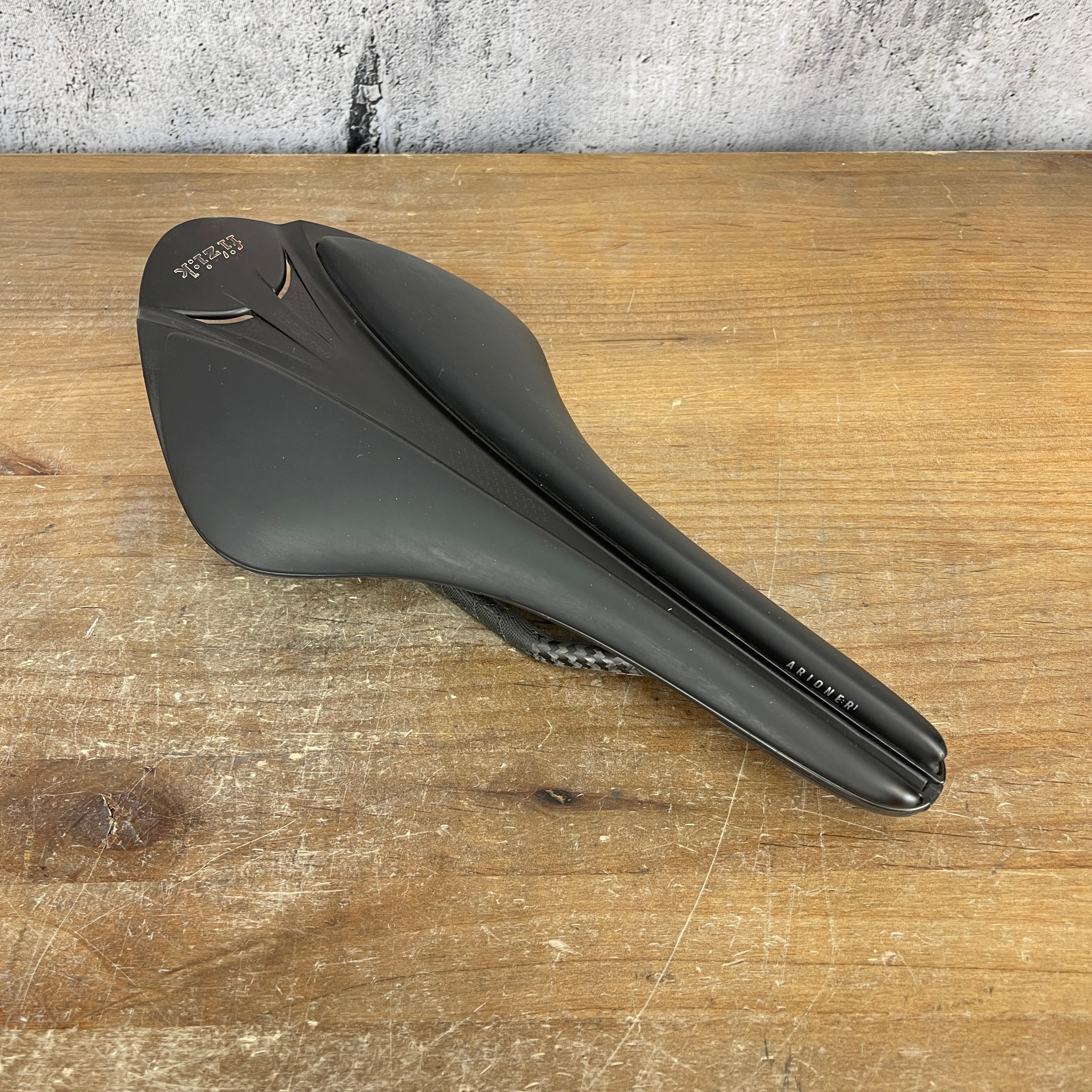 Fizik Arione R1 Versus Evo 8x10mm Carbon Rails 138mm Road Bike Saddle –  CyclingUpgrades.com