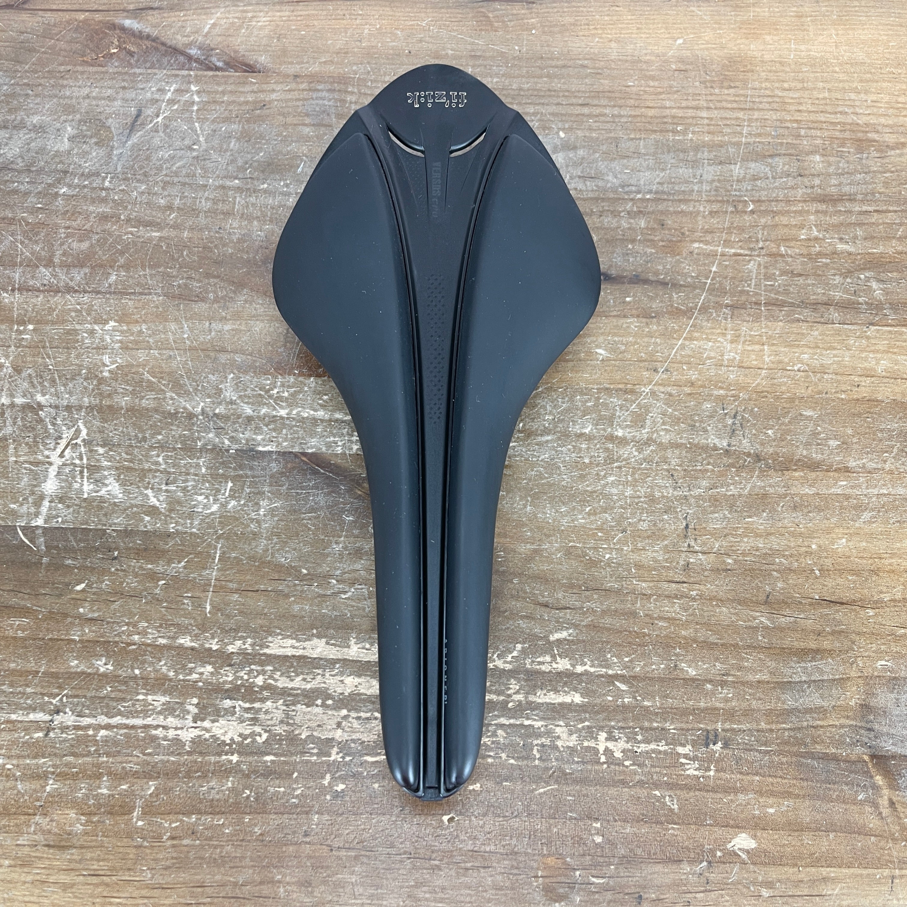 Fizik Arione R1 Versus Evo 8x10mm Carbon Rails 138mm Road Bike Saddle –  CyclingUpgrades.com