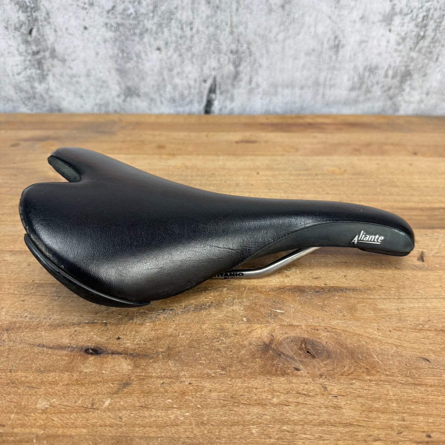 Fizik Aliante 142mm 7x7mm Titanium Rails Bike Saddle 245g