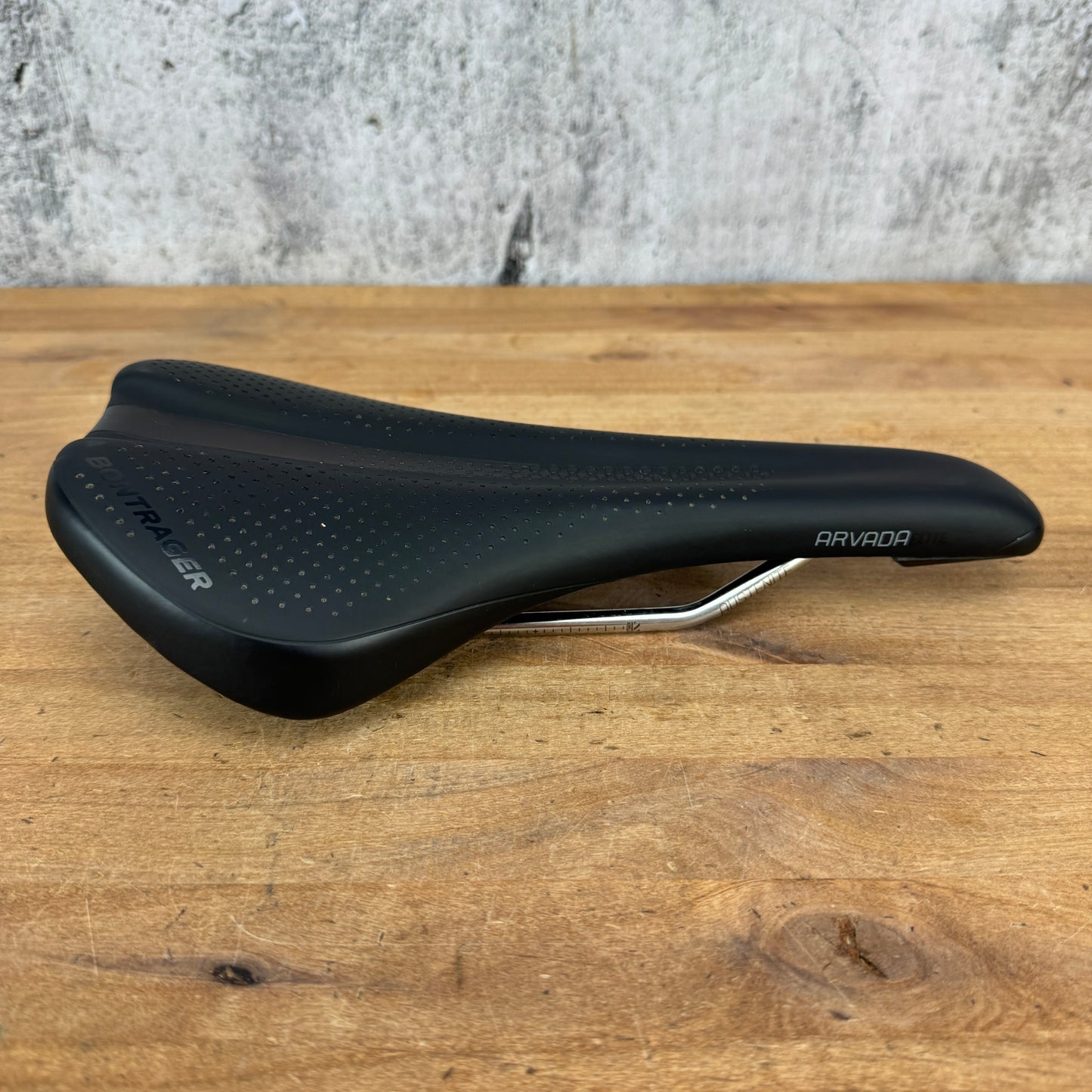 Low Mile! Bontrager Arvada Elite 138mm 7x7mm Austenite Rails Bike Saddle 238g