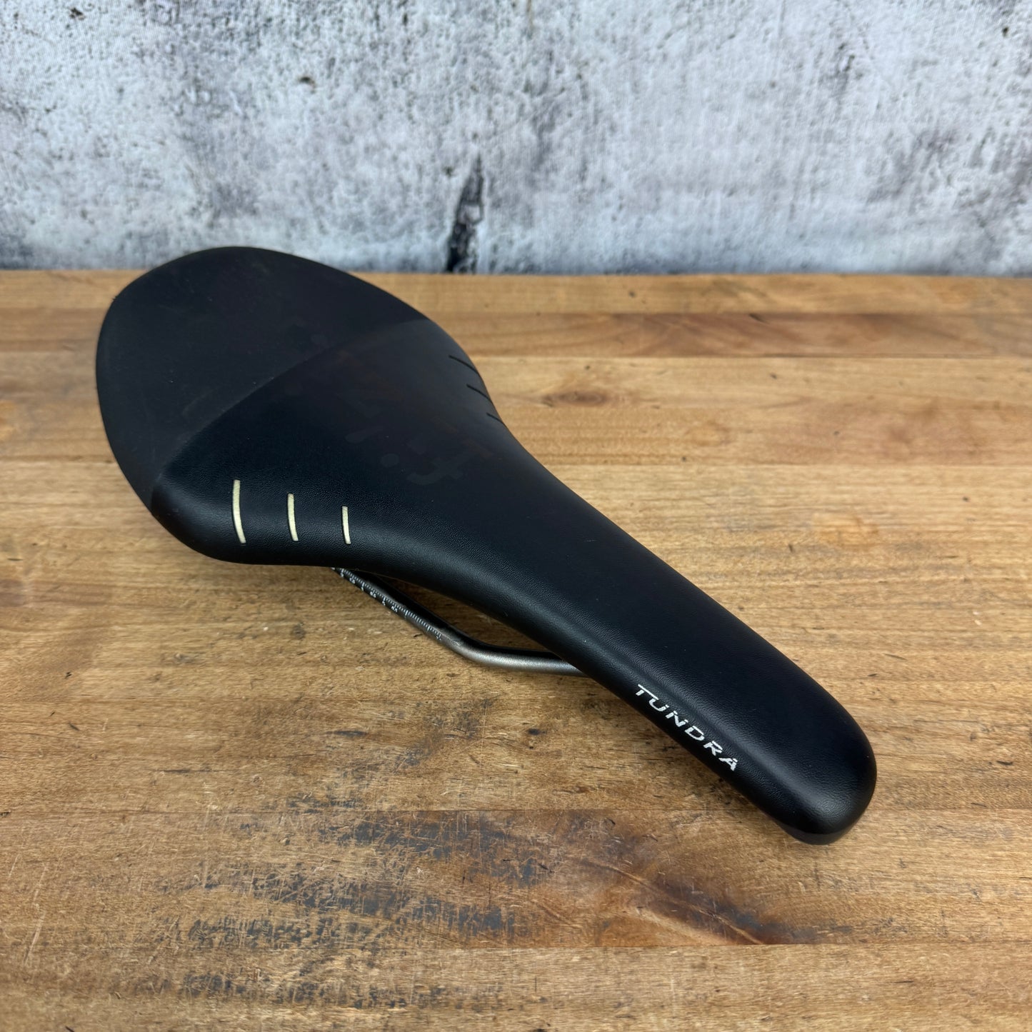 Light Use! Fizik Tundra M3 125mm 7x7mm Kium Rails Bike Saddle 218g