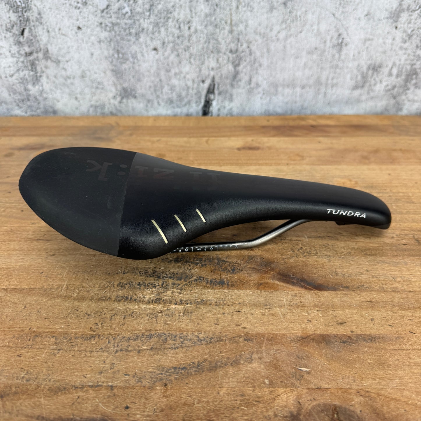 Light Use! Fizik Tundra M3 125mm 7x7mm Kium Rails Bike Saddle 218g