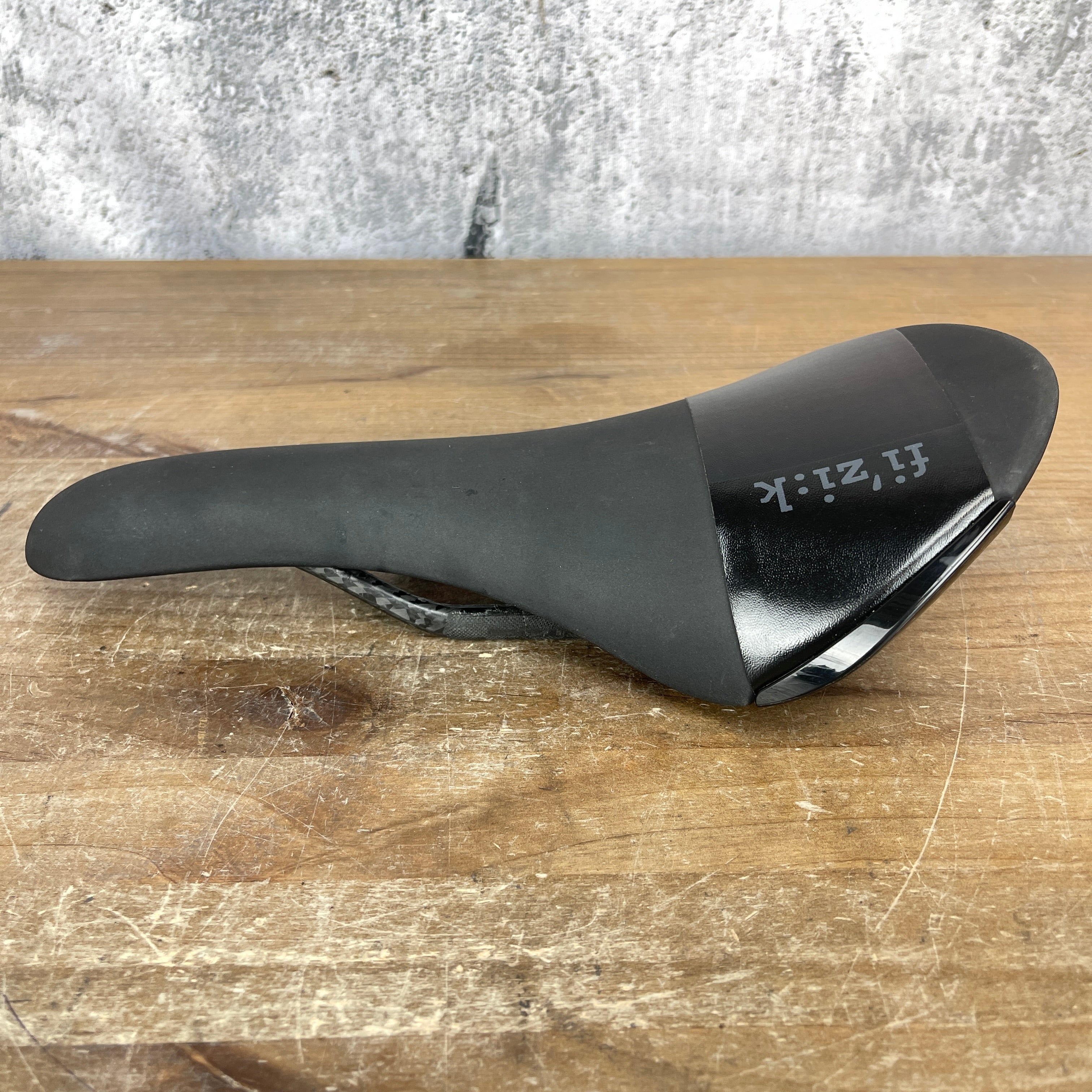 Fizik Aliante R1 Carbon Braided Rails 138mm Bike Saddle 184g –  CyclingUpgrades.com